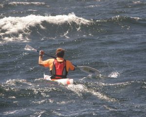 Dawid surfing with a broken paddled Dawid surfing with a broken paddled