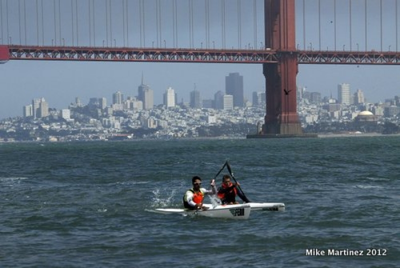 Dawid Mocke and Dani Viloria paddle under the Golden Gate Bridge during the warm-up race